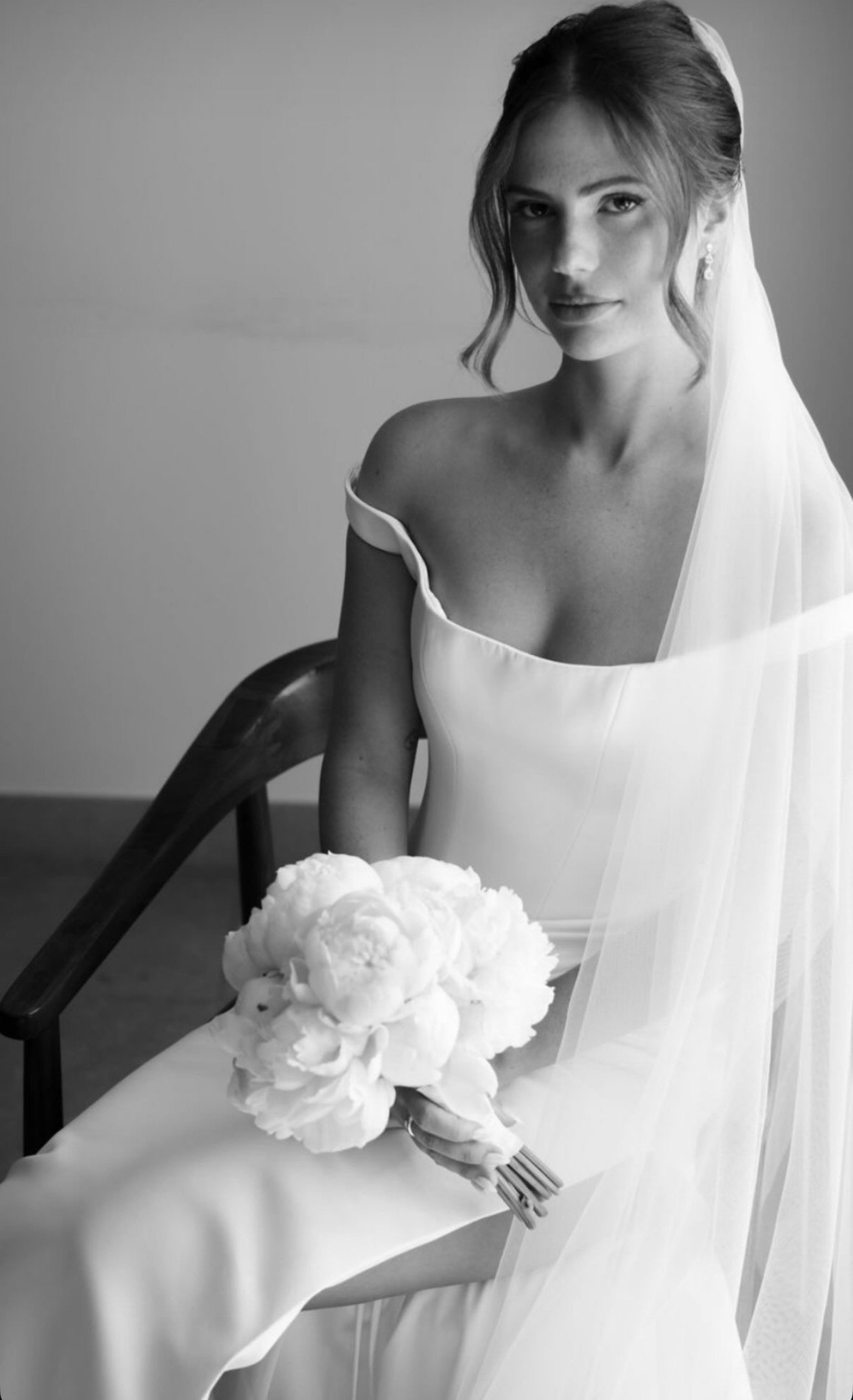 Mise en beauté de mariée, portrait noir et blanc avec bouquet de pivoines