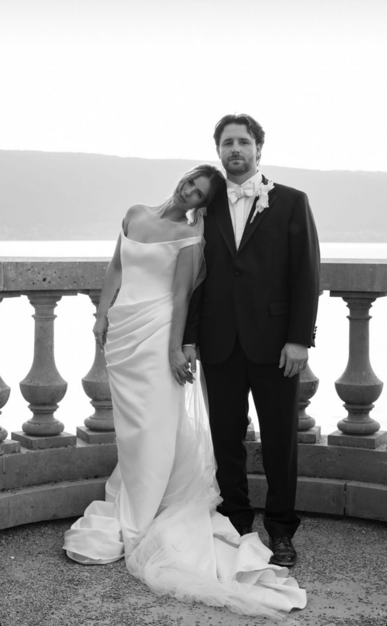 Maquillage et coiffure de mariée, mariés sur une terrasse au bord du lac