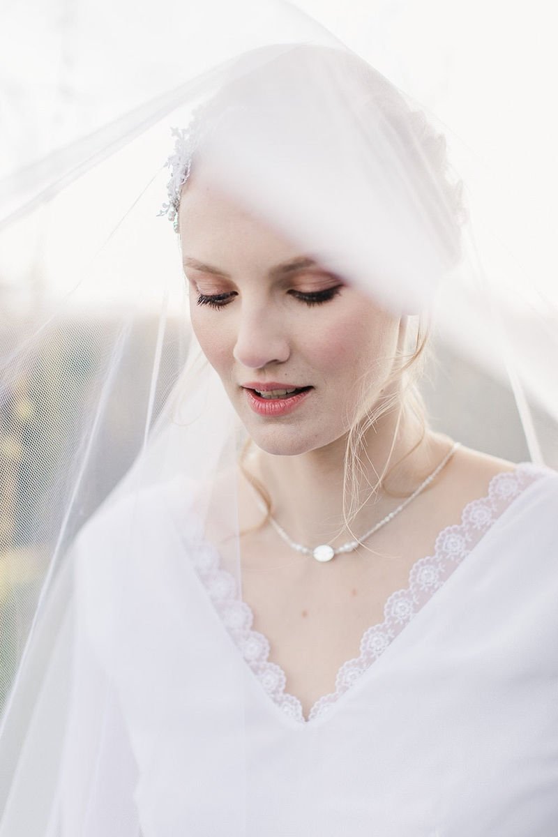 Mariée sous son voile, regard baissé