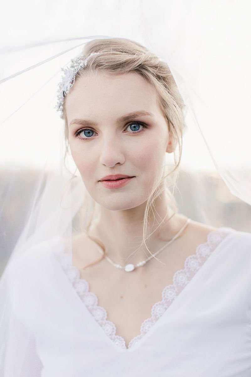 Mariée blonde avec bijou de tête et voile, maquillage naturel