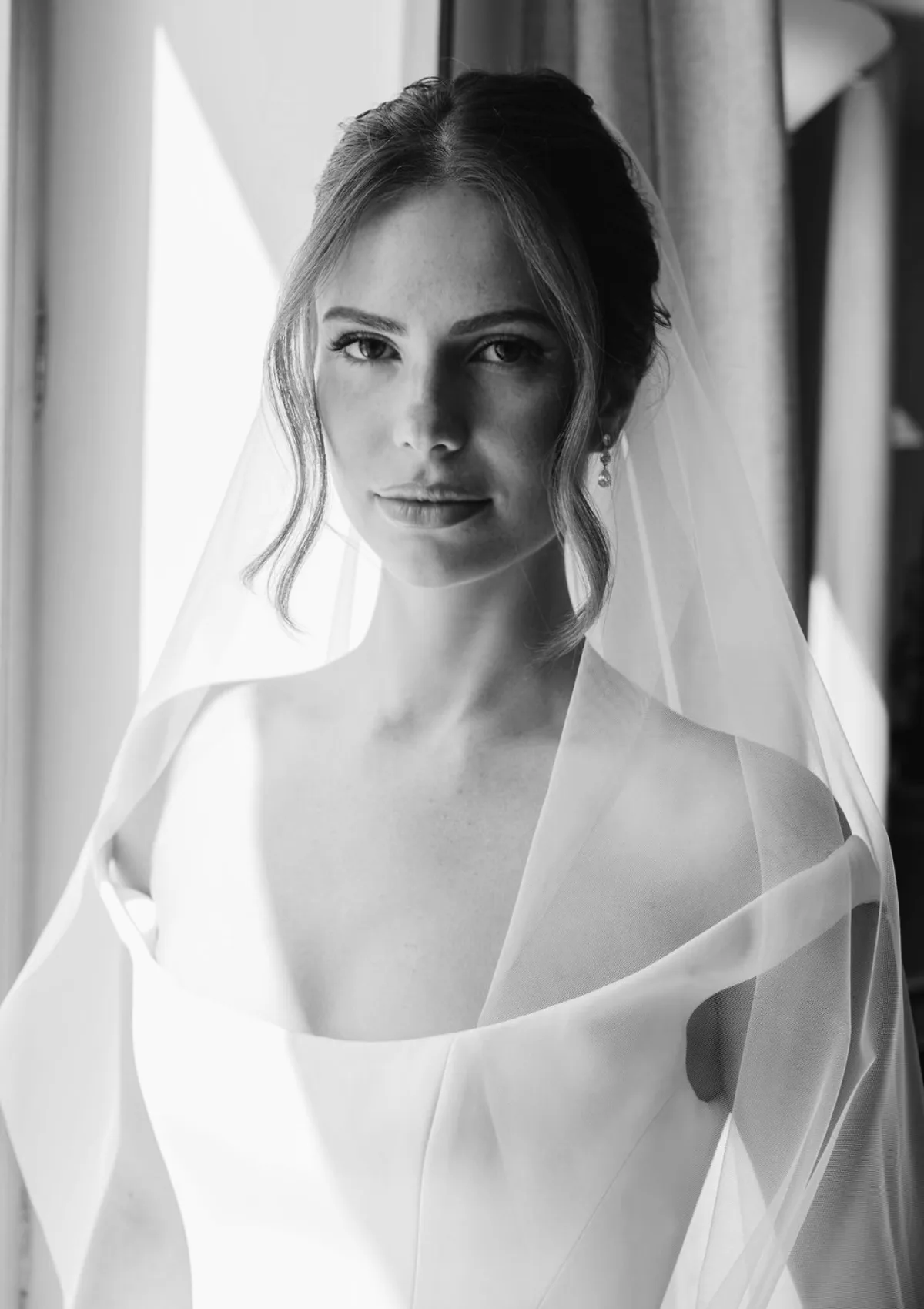 Portrait de mariée en voile, coiffure attachée et teint lumineux