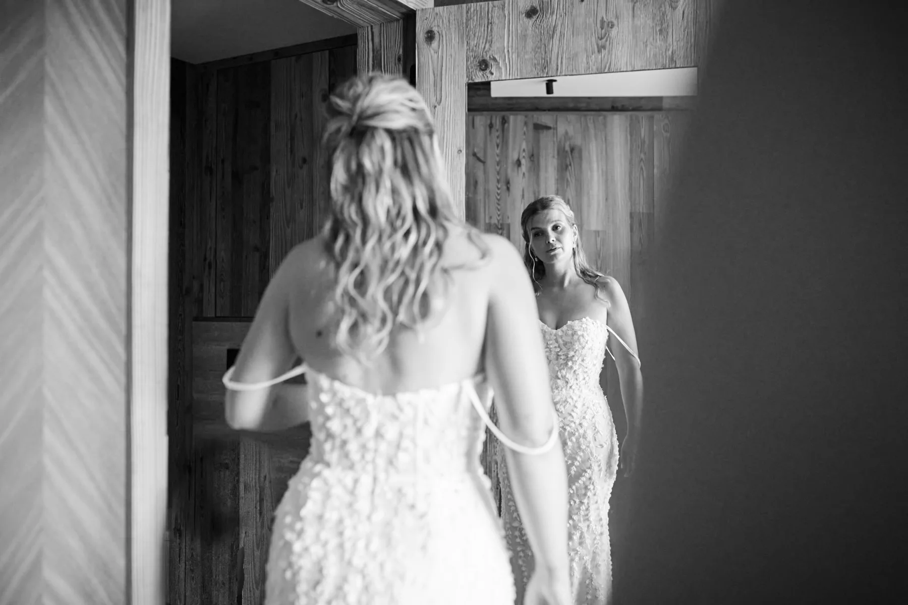 Mariée devant le miroir
