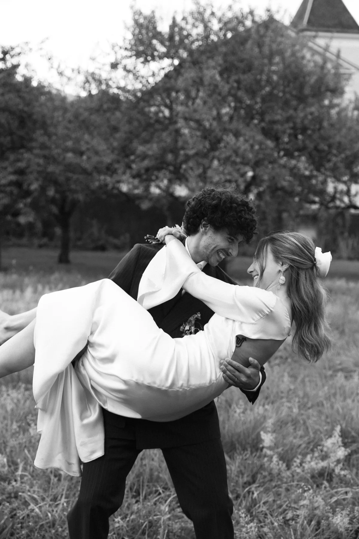 Marié portant la mariée