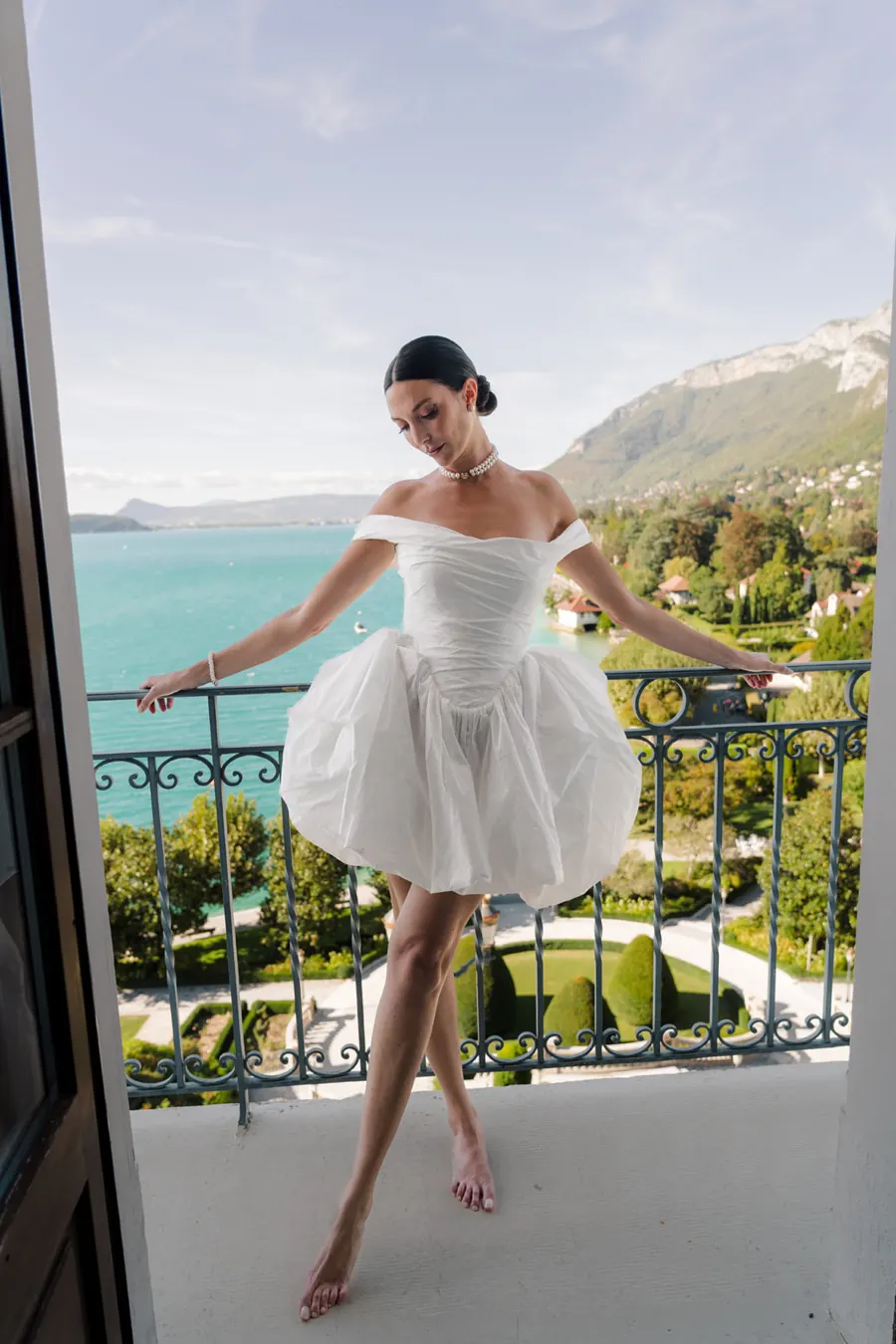 Mariée au balcon avec vue sur le lac d'Annecy