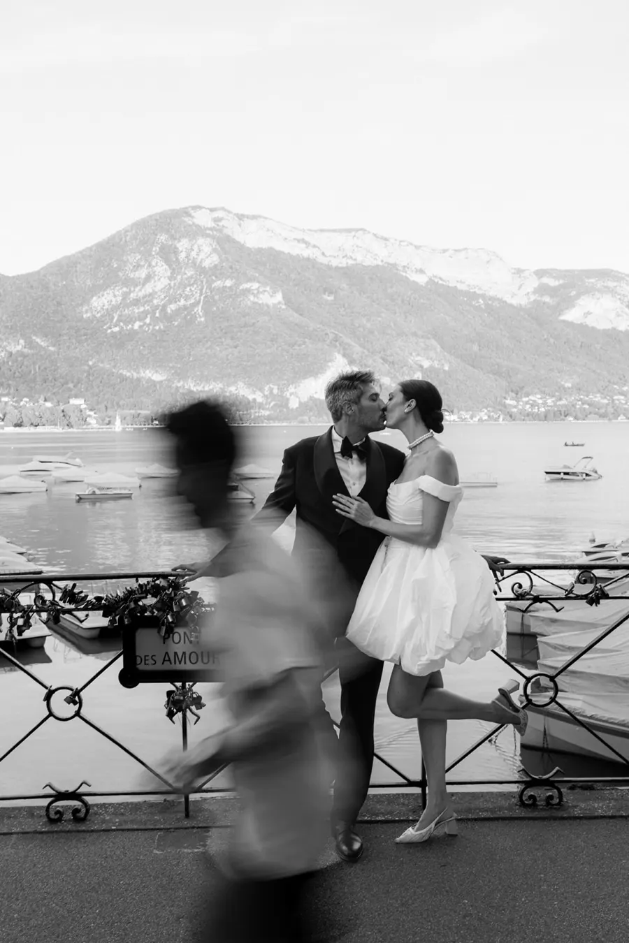 Baiser des mariés sur le pont des Amours à Annecy