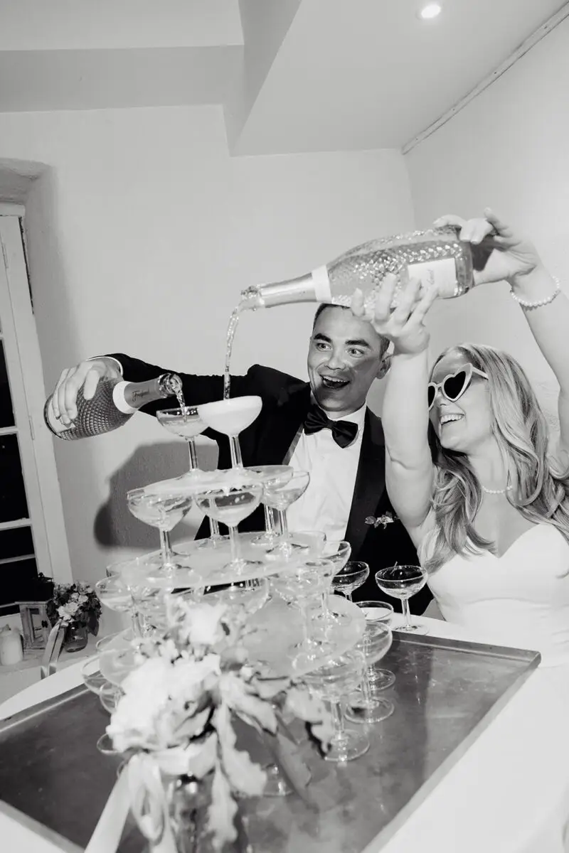 Pyramide de champagne au mariage, mariés en noir et blanc